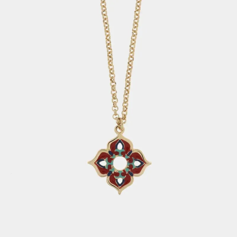 Collana in Metallo con croce di Malta colorata — collezione SACRO