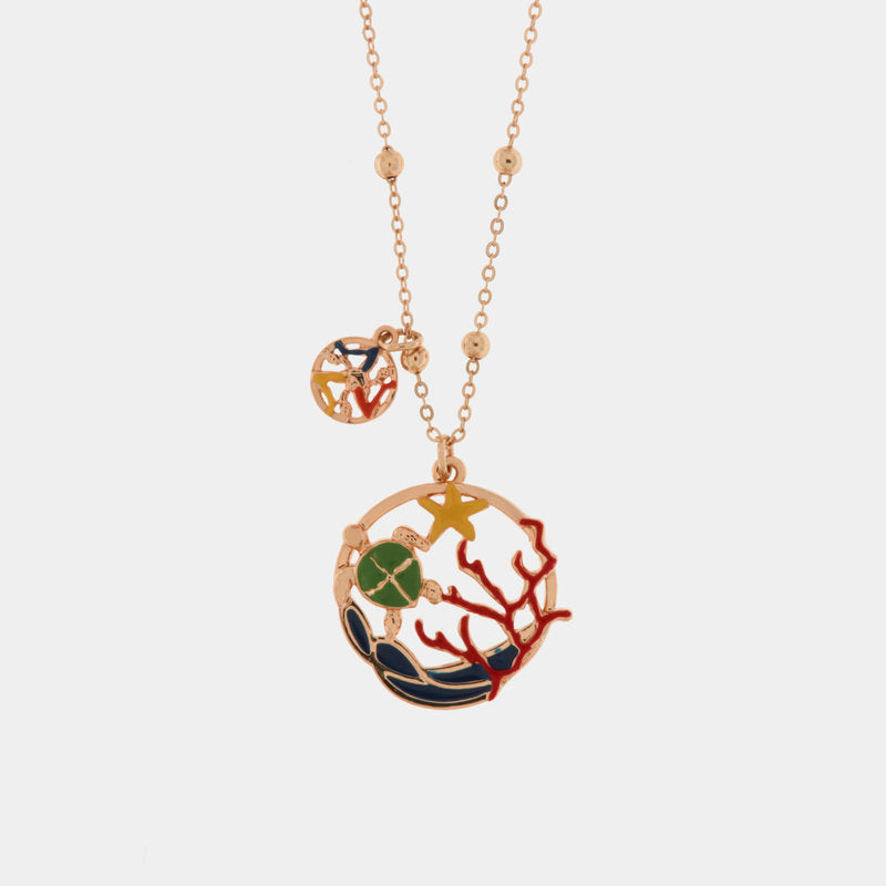 Collana in Metallo con pendente a disegno in stile marino, impreziosito da smalti colorati e trinacria siciliana — collezione TRINACRIA